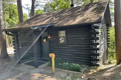 Image de Authentic Log Cabin with Full Kitchen and Fireplace