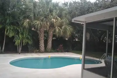 Image de Comfortable 3 bedroom 3 bath beach house. pool. . 3 minute walk to beach.
