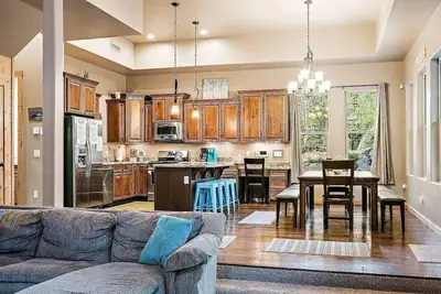 Image de Cheerful 4-bed 4 bath Cabin with Jacuzzi