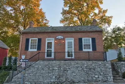 Image de Luxurious couples retreat just steps from Historic Main Street in St. Charles!