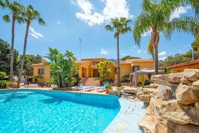Image de Spectacular villa with pool and private tennis court150 meters from the sea