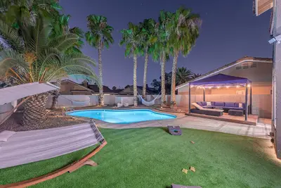 Image de Modern & Cozy | 13min to Strip, ♛Royal Beds, Pool