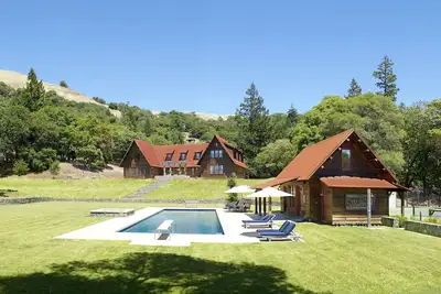 Image de 325 acre Estate w/ Lodge, Cottage & Pool House, Lakes, Pool, Tennis, Pickleball