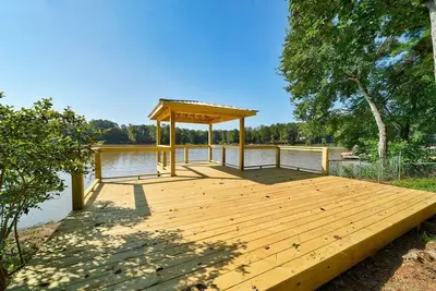 Image de Lay Back in the Lake House