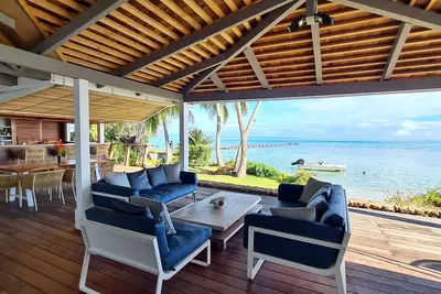 Image de Maison exotique au style tropical au bord de l'eau
