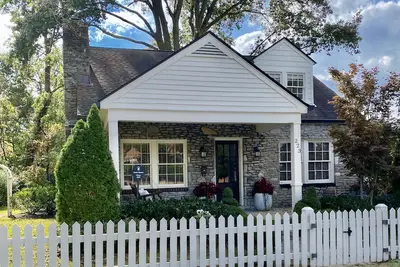 Image de Walk to everything! ! Cozy Stone Cottage in Downtown Historic District