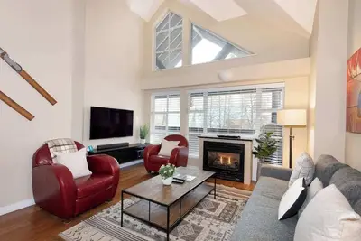 Image de Base of Blackcomb, Heated Pool + Two Hot Tubs!