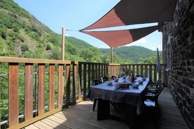 Image de Gîte spacieux avec terrasse surplombant rivière, idéale pour pêche et sports d’eau, tout inclus