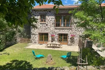Image de Gîte à la ferme à Saint-Christophe-sur-Dolaison avec terrasse et chambres privatives