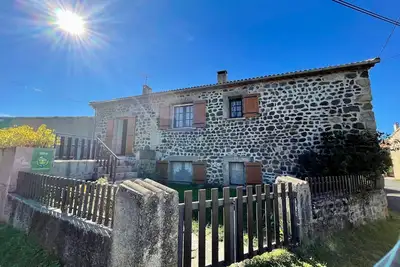 Image de Gîte familial avec terrasses, cheminée et équipements bébé à Château-la-Ville, près de l’Allier