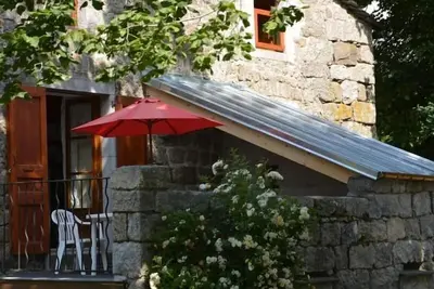 Image de Maison en Granit rénovée avec terrain et terrasse, proche Tence, idéale pour famille et activités outdoors
