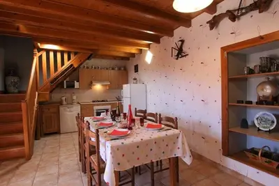 Image de Gîte en pierre avec terrasses, proche de sites médiévaux, idéal pour famille avec équipements bébé.