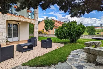 Image de Appartement Spacieux avec Jardin Privatif, Proche du Puy-en-Velay et d'un Golf, WiFi Inclus