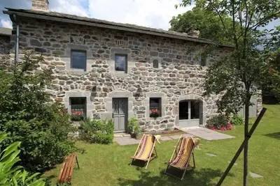 Gîte familial restauré avec jardin clos, équipements bébé, animaux acceptés, proche St-Julien-Chapteuil