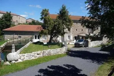 Image de Maison de charme restaurée au bord d'un ruisseau avec terrasse, proche activités de plein air et confort moderne