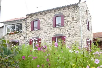 Image de Charmant gîte rénové, 3 chambres, cheminée, terrasse et jardin, proche Brioude et sites touristiques.