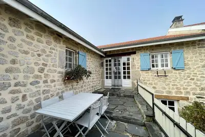 Image de Gîte familial avec terrasse proche châteaux, lac, et parcours aventure