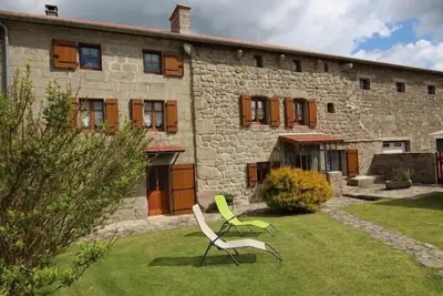 Image de Gîte spacieux et rénové avec équipements modernes, terrasse et vaste jardin près de Gévaudan et Margeride