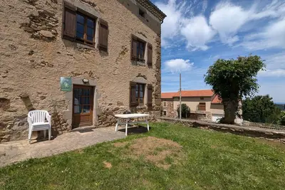 Image de Charmant Gîte en Pierre avec 3 Chambres, Cour et Proximité Activités, Pinols