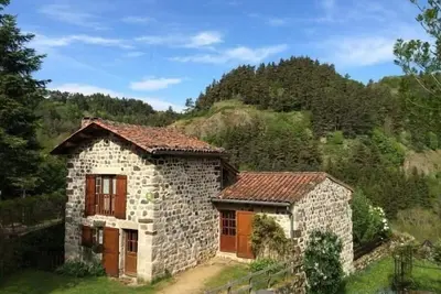 Image de Maison pittoresque à Arlempdes avec cheminée et terrasse