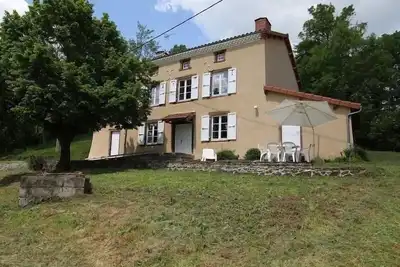 Image de Maison de campagne avec grande terrasse, près de Lavaudieu et accessible Pmr