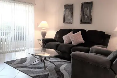 Image de 3 bed 2 bath Single Level Villa. Only 5 miles west of Disney's Main Gate!