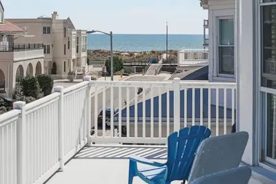 Image de Full House Listing · ★Large Beach Home★Ocean Views from Balcony★Parking