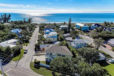 Image de Summer Special! Beautiful home, moments from the beach with beach gear and Grill