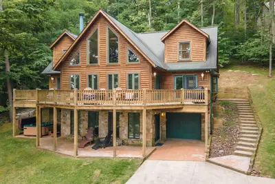 Image de Lazy Bear Lodge: Lake Access, Dock Slip, Hot Tub, Pool Table!