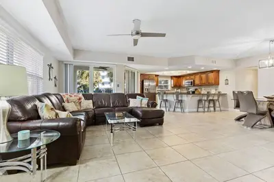 Image de Ocean View / Next to Pool and Amenities / Corner Unit / 3 Balconies / Ow20-201