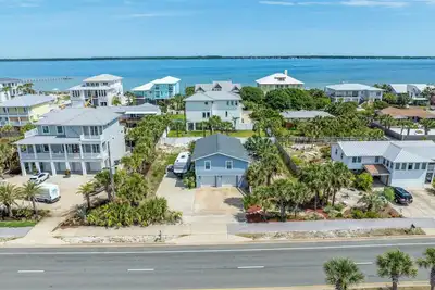 Image de Piece of Paradise Pcola Bch 4 Bd 3 Ba Home Sleeps 8. 3 min walk to the Gulf