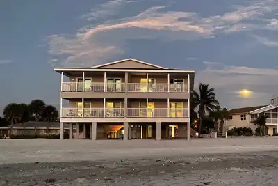 Image de Stunning Condo Inside / Out Direct Beach Front