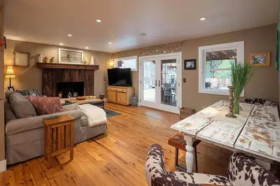 Image de Perfectly Appointed, Close to Downtown w/ Summer Backyard Oasis & Hi Speed Wifi