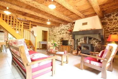 Image de Charmante Maison de Ferme avec Cour Fermée, Proche Loisirs et Nature