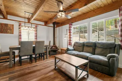Image de Vista Cottage, Pup Friendly, Spa, Grill, walk to lake