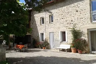 Image de Gîte de charme en Auvergne, cour fermée, jardins privés, Bbq, babyfoot, proche St Jacques de Compostelle
