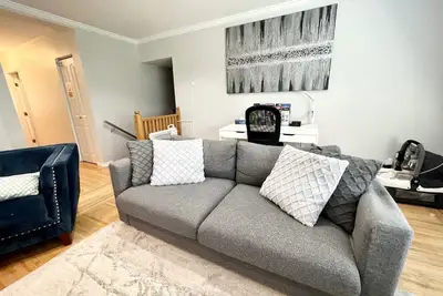 Image de 💥💎3 bedrooms 1. 5 baths near Downtown W\/ Ac 2 car parking. 1204 sq ft \/ 111 sq m