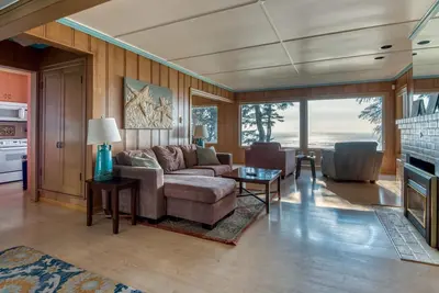 Image de Oceanfront home in Newport with sweeping views, and easy beach access