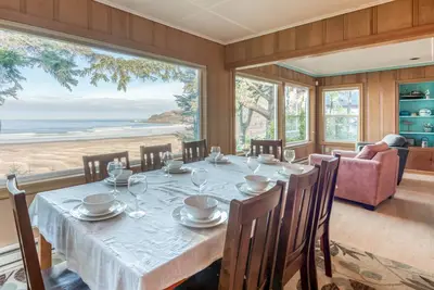 Image de Entire Upper Level of this Oceanfront home with views and beach access