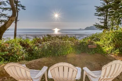 Image de Entire lower level of this Oceanfront Home with Beach Access