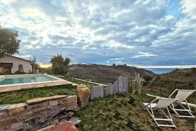 Image de Studio avec terrasse et piscine