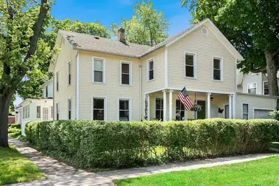 Image de Historic Silver Beach house - 1 block from downtown State St.