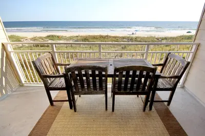 Image de Oceanfront condo - Direct beach access with pool - Amazing Views - Windjammer