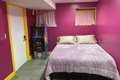 Image de Beautiful home with Arcade and Movie Theater for you and your family to enjoy.