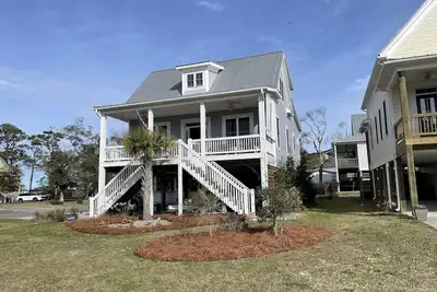 Image de Inner Coastal Views, dog friendly with sunsets galore, steps away from beach! !