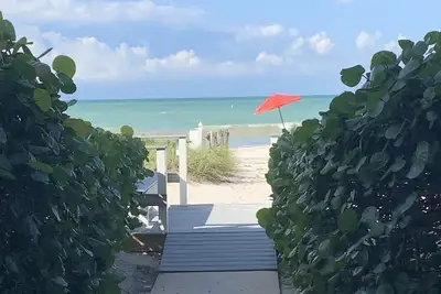 Image de Spectacular Beachfront Luxe Condo, 2 Bedroom + Den!