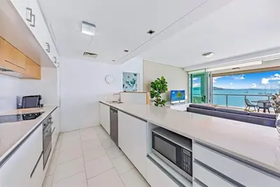 Image de 2 Bedroom Superior Waterfront Apartment with Large Balconies and Expansive Views!