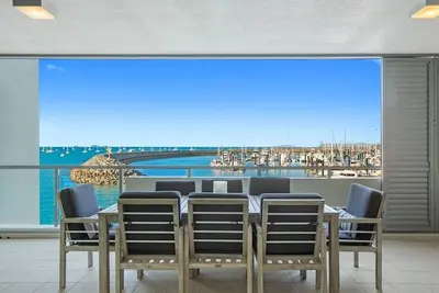 Image de Absolute waterfront 3 bedroom apartment with panoramic views