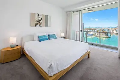 Image de Watch the sunset from your secluded balcony of this top-floor 3 bedroom Penthouse