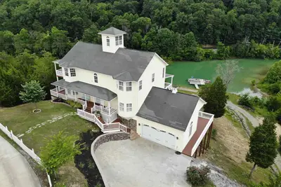 Image de Douglas Lake Waterfront Estate